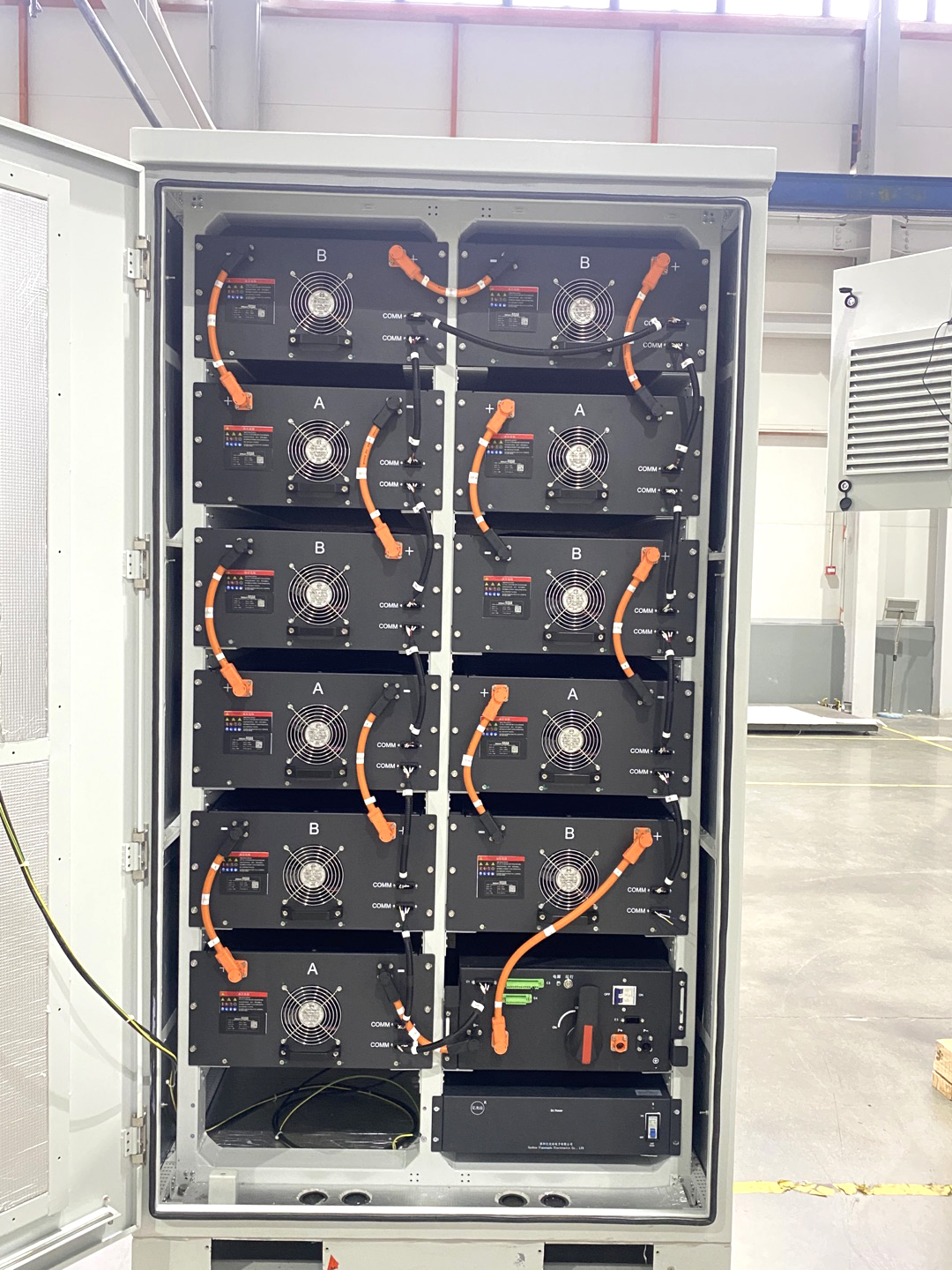 Наружный шкаф для хранения энергии C&I с жидкостным охлаждением, 157,69 кВтч